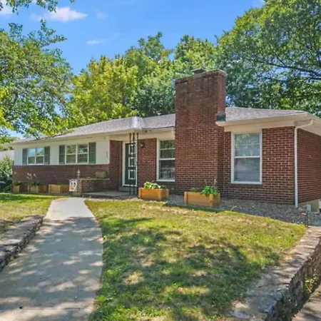 Spacious 3-Br Retreat Near Louisville Attractions